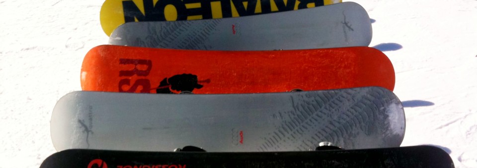De snowboards op een rij